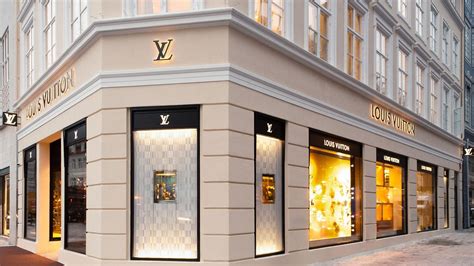 Shop Louis Vuitton .